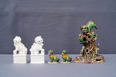 Een collectie verte biscuit en blanc de Chine figuren van boeddhistische leeuwen, Kangxi